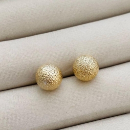 Brinco Bola Texturizada Dourada Banhado a Ouro 18K