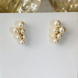 Brinco Pequeno com Pérolas em Conjunto  Delicado e Elegante