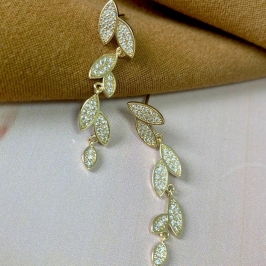 Brinco Longo Dourado com Folhas e Zircônias Cravejadas  Elegante e Sofisticado