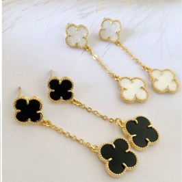 Brinco Longo Trevo Duplo Banhado a Ouro 18k – Preto e Madrepérola