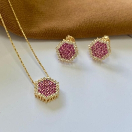 Conjunto Colar Corrente Veneziana com Pingente Hexágono Cravejado Zircônias Rosa e Brancas + Brincos Banhado a Ouro 18k