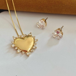 Conjunto Colar Gargantilha Corrente Veneziana com Pingente Coração Liso Banhado a Ouro 18k e Brincos Zircônia
