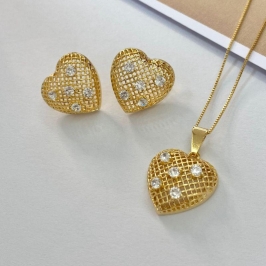Conjunto Colar Gargantilha Corrente Veneziana com Pingente Coração Trabalhado Com Pedras e Brincos Banhado a Ouro 18k com Zircônias