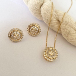 Conjunto Colar Gargantilha Corrente Veneziana com Pingente Redondo de Zircônias + Brinco Banhado a Ouro 18k