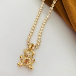 Colar Corrente Riviera Cravejada com Pingente Ursinho em Zircônias e Detalhe Coração Banhado a Ouro 18k