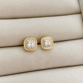 Brinco Pequeno Quadrado Clássico Cravejado Banhado a Ouro 18k