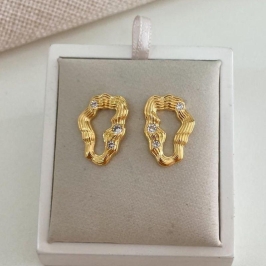 Brinco Abstrato Ondulado com Zircônias – Banhado a Ouro