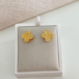 Brinco Trevo da Sorte – Banhado a Ouro com Textura Trabalhada