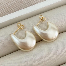 Brinco Resina Pérola Formato Orgânico – Design Moderno