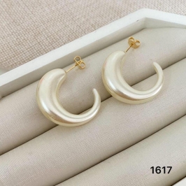 Brinco Lua Crescente em Resina Perolada Feminina