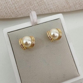 Brinco Pequeno Dourado com Pérola Central e Detalhes em Aros  Clássico e Elegante