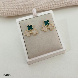 Brinco Trevo Duplo Dourado com Resina Verde e Nude  Delicado e Elegante