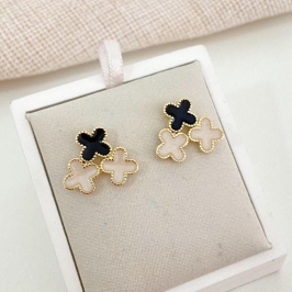 Brinco Trevo Duplo Dourado com Resina Preta e Nude  Sofisticado e Delicado