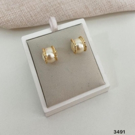 Brinco Pérola Clássica com Detalhe Dourado Texturizado