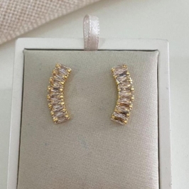 Brinco Ear Cuff Curvo com Zircônias Retangulares – Banhado a Ouro