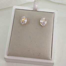 Brinco Pequeno Dourado com Pedra Oval de Zircônia  Clássico e Elegante