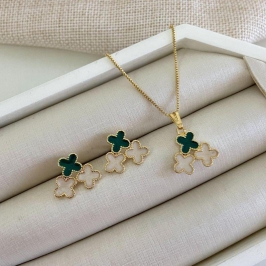 Conjunto Colar e Brincos Trevo Duplo Verde e Pérola Banhados a Ouro 18k – Modelo CV-991