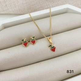Conjunto Infantil Colar Gargantilha Corrente Veneziana com Pingente Morango Banhado a Ouro 18k + Brincos Morango