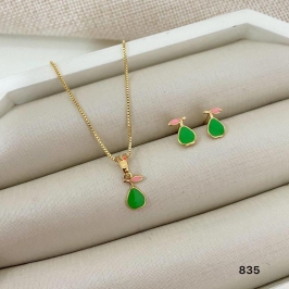 Conjunto Infantil Colar e Brincos Pêra Verde com Folhinha Banhado a Ouro 18k