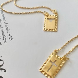 Escapulário Corrente Elo Português com Pingente Placa Cruz e Espírito Santo Banhado a Ouro 18k