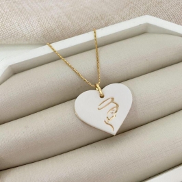 Gargantilha Corrente Veneziana com Pingente Coração Nossa Senhora Vazado Banhada a Ouro 18k