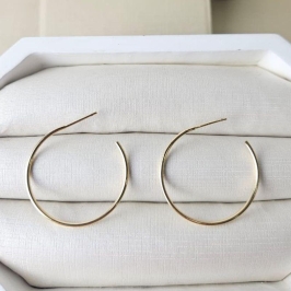 Brinco Argola Fina Média Banhada a Ouro 18k  Leve, Clássica e Elegante