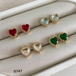 Brinco Feminino Coração Cravejado com Pedra Zircônia Cores Variadas Banhado a Ouro 18k Luxo
