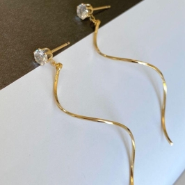 Brinco Longo Ondulado com Zircônia – Banhado a Ouro 18K