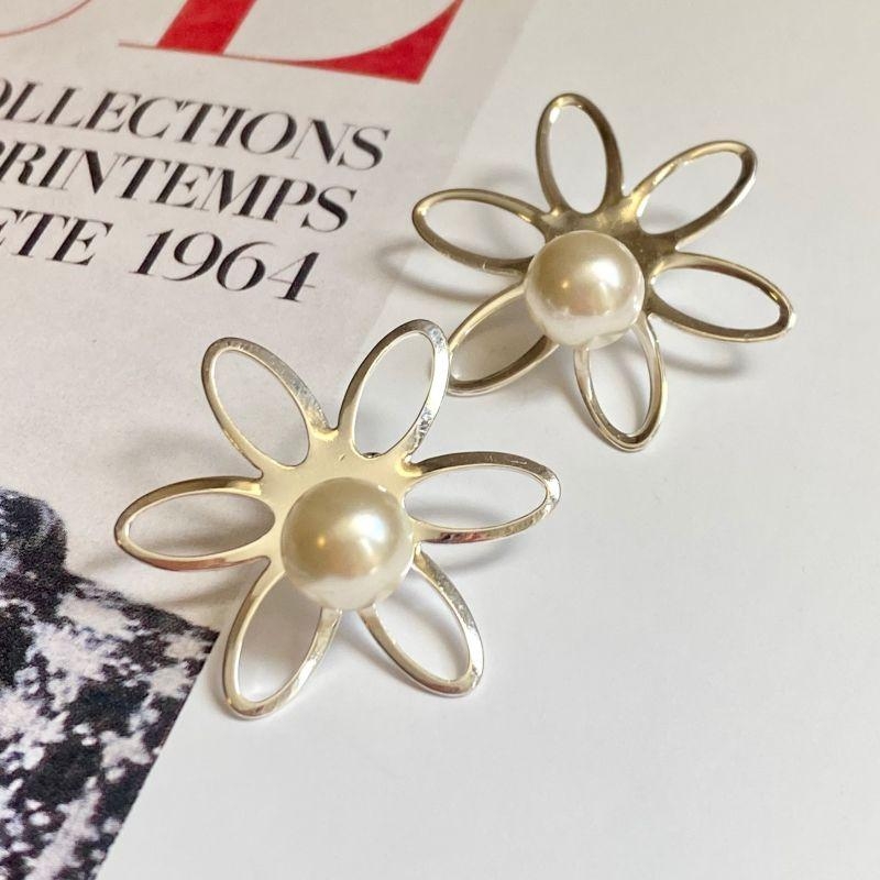 Brinco Flor com Pérola Central Banhado a Ouro 18k  Elegante Moderno