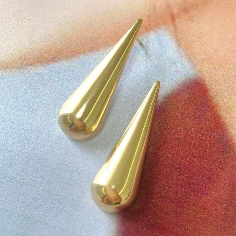 Brinco Dourado Gota Alongada  Design Liso e Moderno