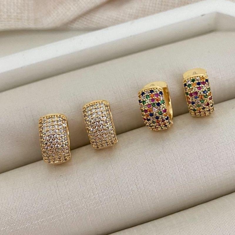 Brinco Argola Larga Cravejada Zircônias Coloridas Banhado a Ouro 18K