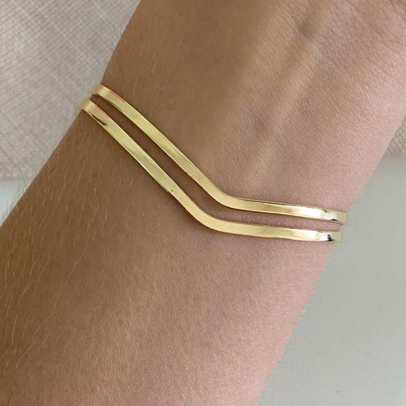 Bracelete Feminino Duplo Aberto Minimalista em Semijoia Banhada a Ouro 18K