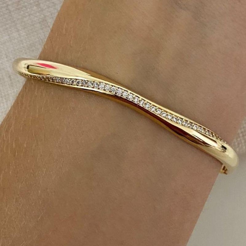 Bracelete Feminino Rígido Ondulado com Zircônias Semijoia Banhada a Ouro 18K