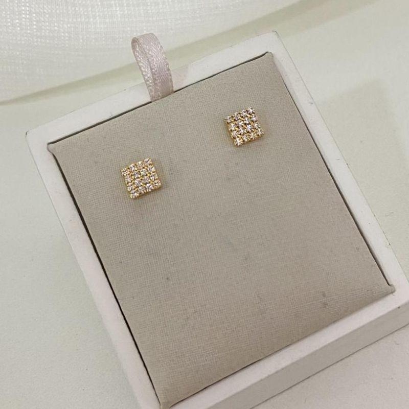 Brinco Quadrado Pequeno Cravejado de Zircônias  Elegante e Moderno