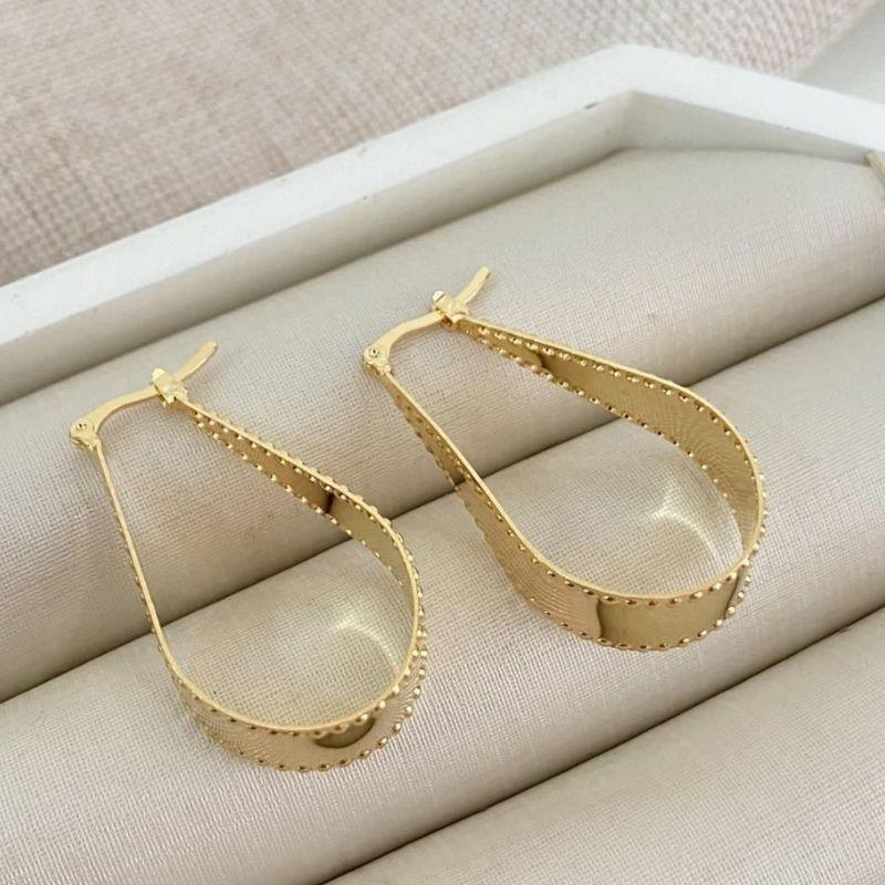 Brinco Gota Dourada com Detalhes Pontilhados