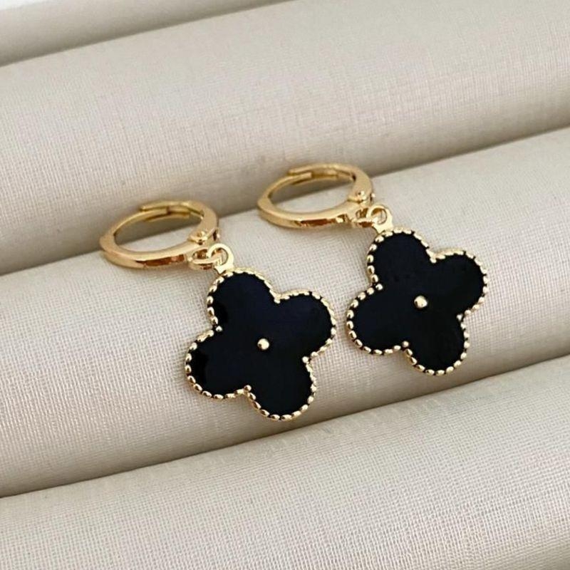 Brinco Argola Dourada com Pingente Trevo