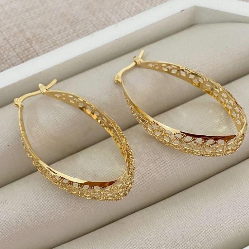 Brinco Argola Oval Vazada Banhada a Ouro 18k