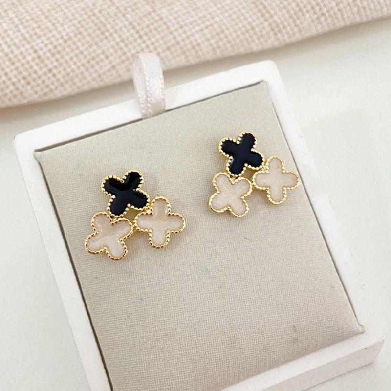 Brinco Trevo Duplo Dourado com Resina Preta e Nude  Sofisticado e Delicado