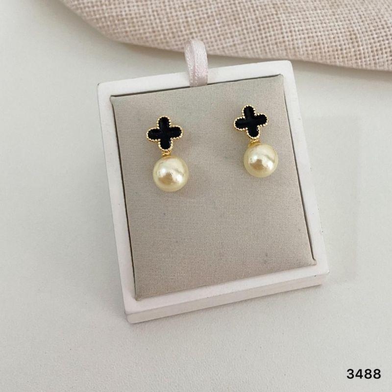 Brinco Pérola com Trevo Preto Banhado a Ouro 18k