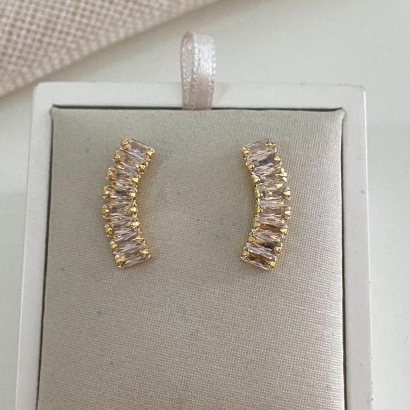 Brinco Ear Cuff Curvo com Zircônias Retangulares – Banhado a Ouro