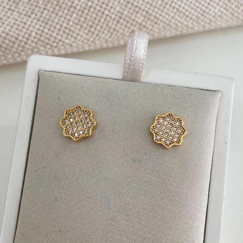 Brinco Botão Flor com Micro Zircônias – Banhado a Ouro