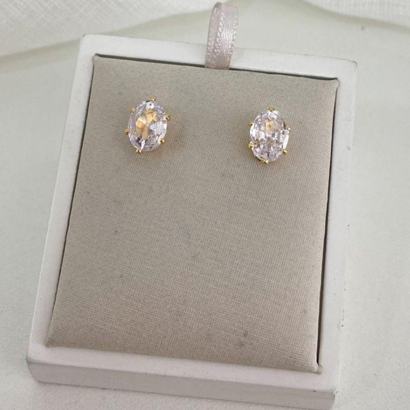 Brinco Pequeno Dourado com Pedra Oval de Zircônia  Clássico e Elegante