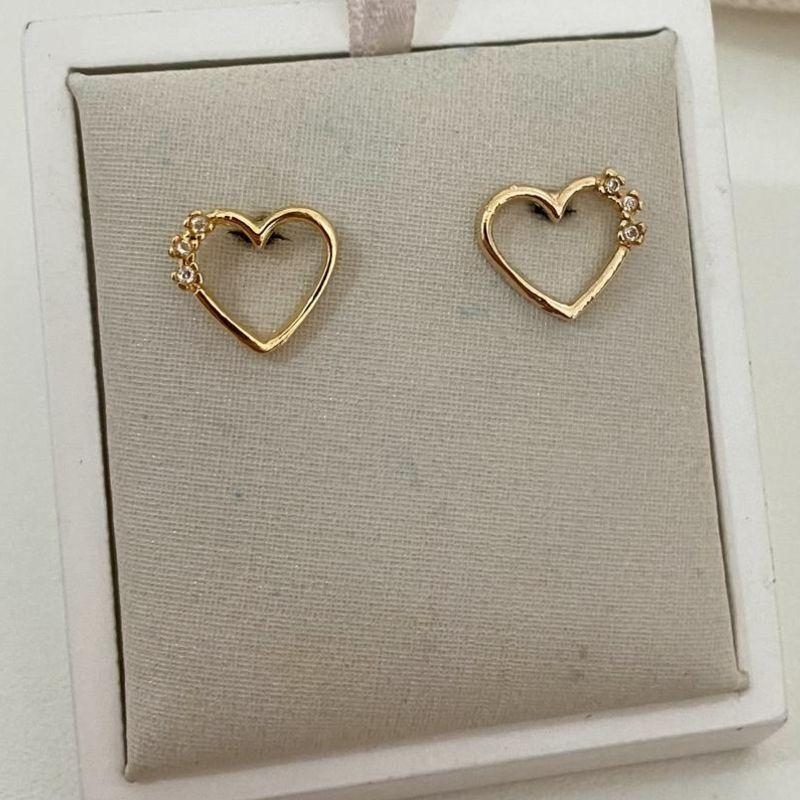 Brinco Coração Vazado com Zircônias Banhado a Ouro 18k