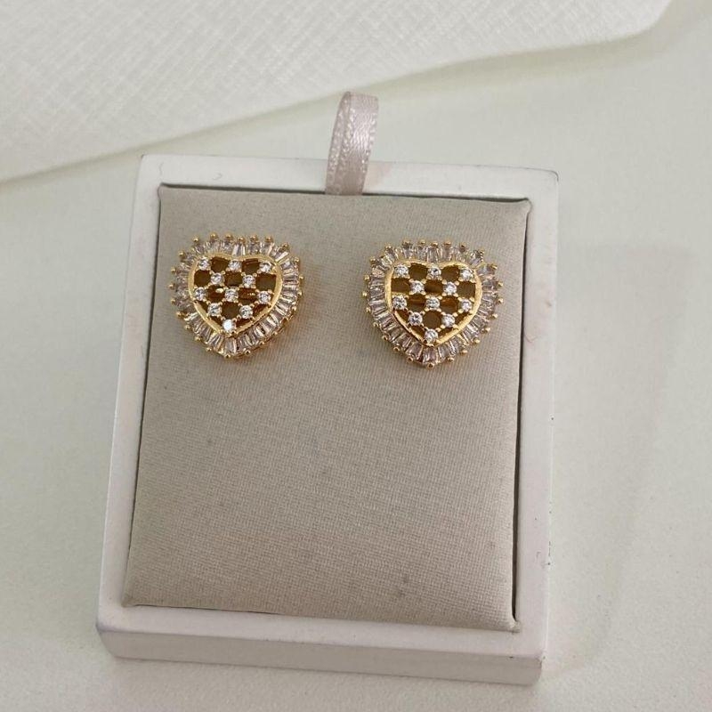 Brinco Coração Xadrez Cravejado com Zircônias Banhado a Ouro 18k