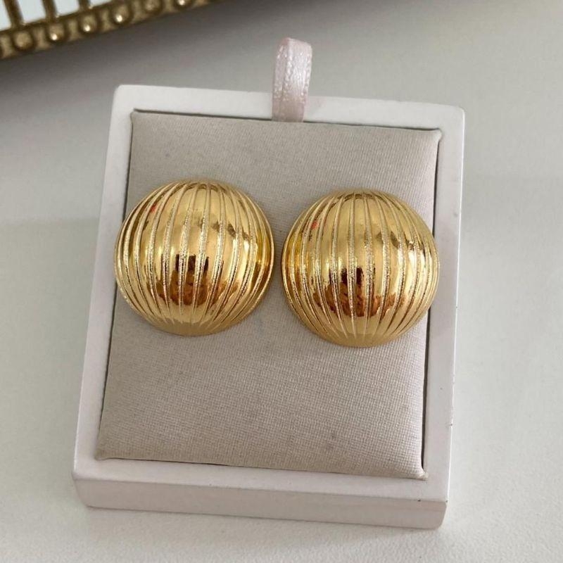 Brinco Botão Esférico Texturizado – Banhado a Ouro