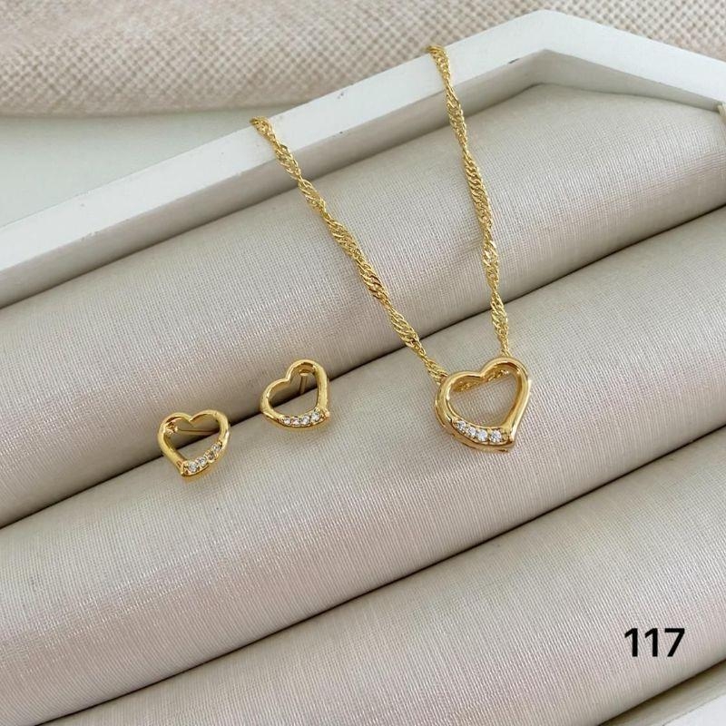 Conjunto Colar Gargantilha Corrente Singapura com Pingente Coração Vazado com Zircônias + Brinco Banhado a Ouro 18k