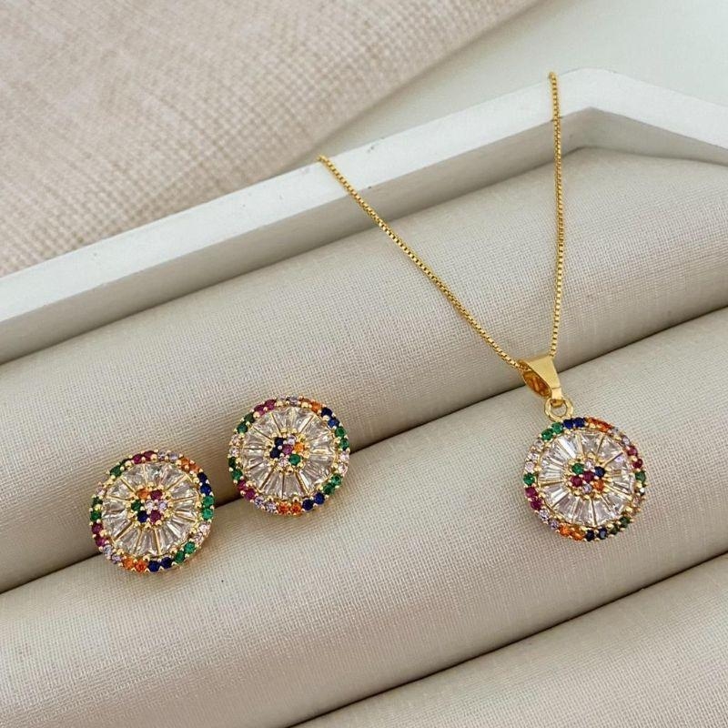 Conjunto Colar Gargantilha Corrente Veneziana com Pingente Redondo Colorido e Brincos Banhado a Ouro 18k