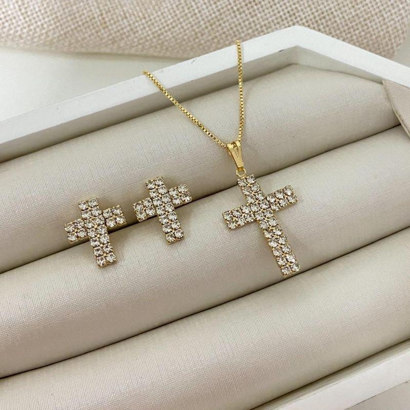 Conjunto Colar e Brincos Cruz Cravejados Banhados a Ouro 18k – Modelo 691