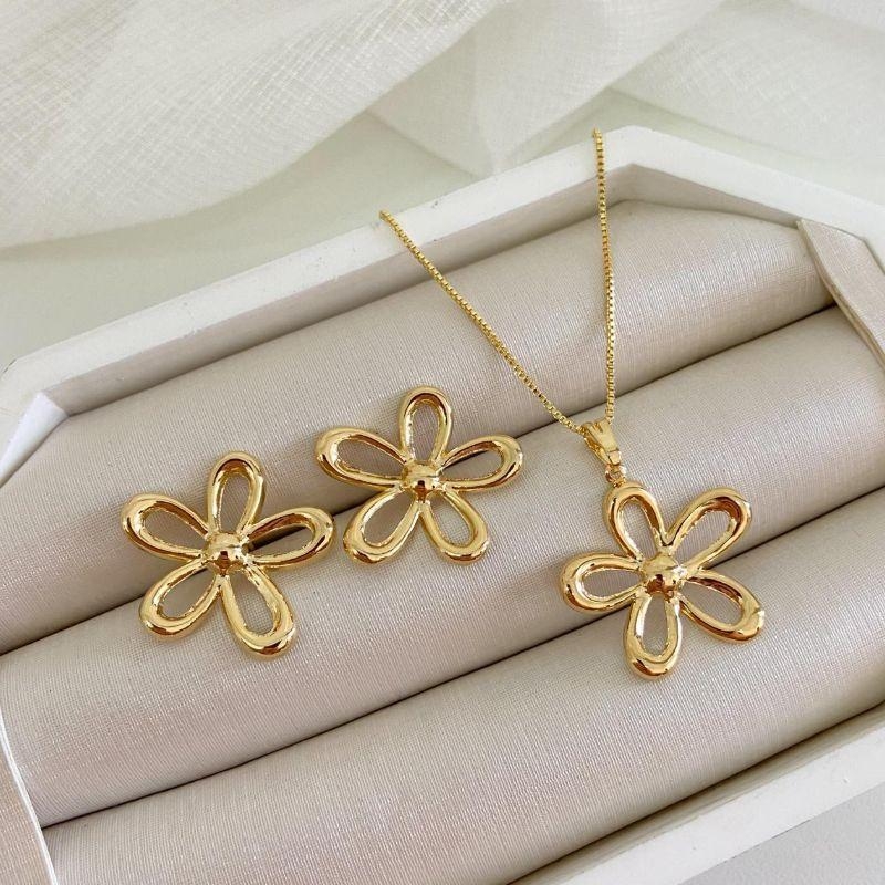 Conjunto Colar Gargantilha Corrente Veneziana com Pingente Flor Vazado Banhado a Ouro 18k + Brincos Flor Grandes Vazados