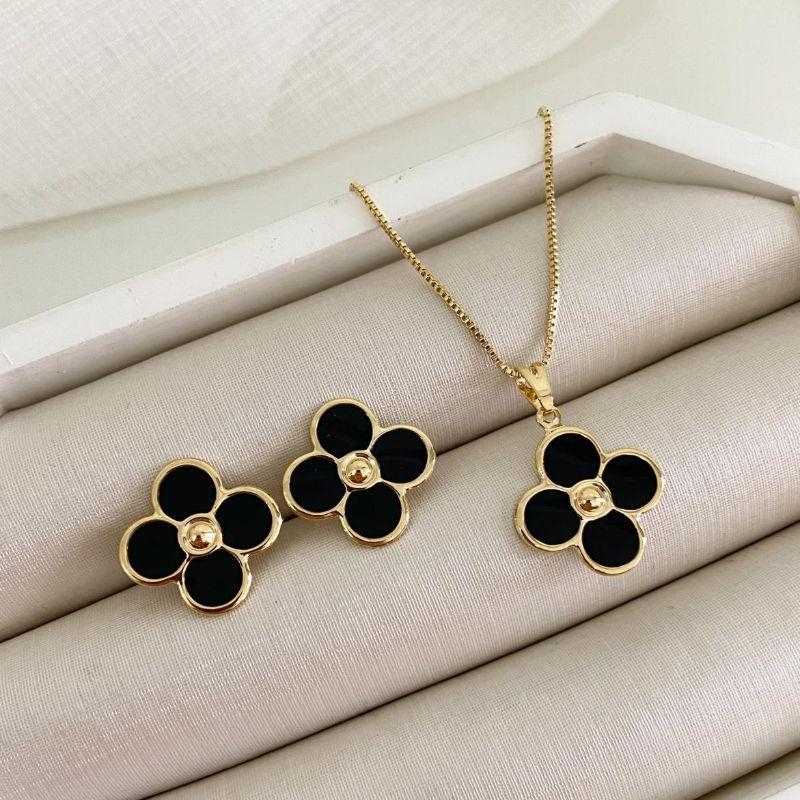 Conjunto Colar Gargantilha Corrente Veneziana com Pingente Flor Preta Banhado a Ouro 18k + Brincos Flor Preta